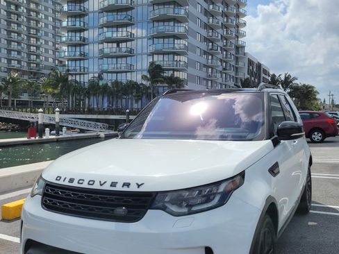 Used 2019 Land Rover Discovery SE image 11