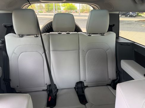 Used 2025 Land Rover Defender 130 X-Dynamic SE image 20