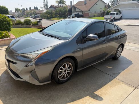 Used 2017 Toyota Prius Two w/ Carpet Mat Package FWD image 2
