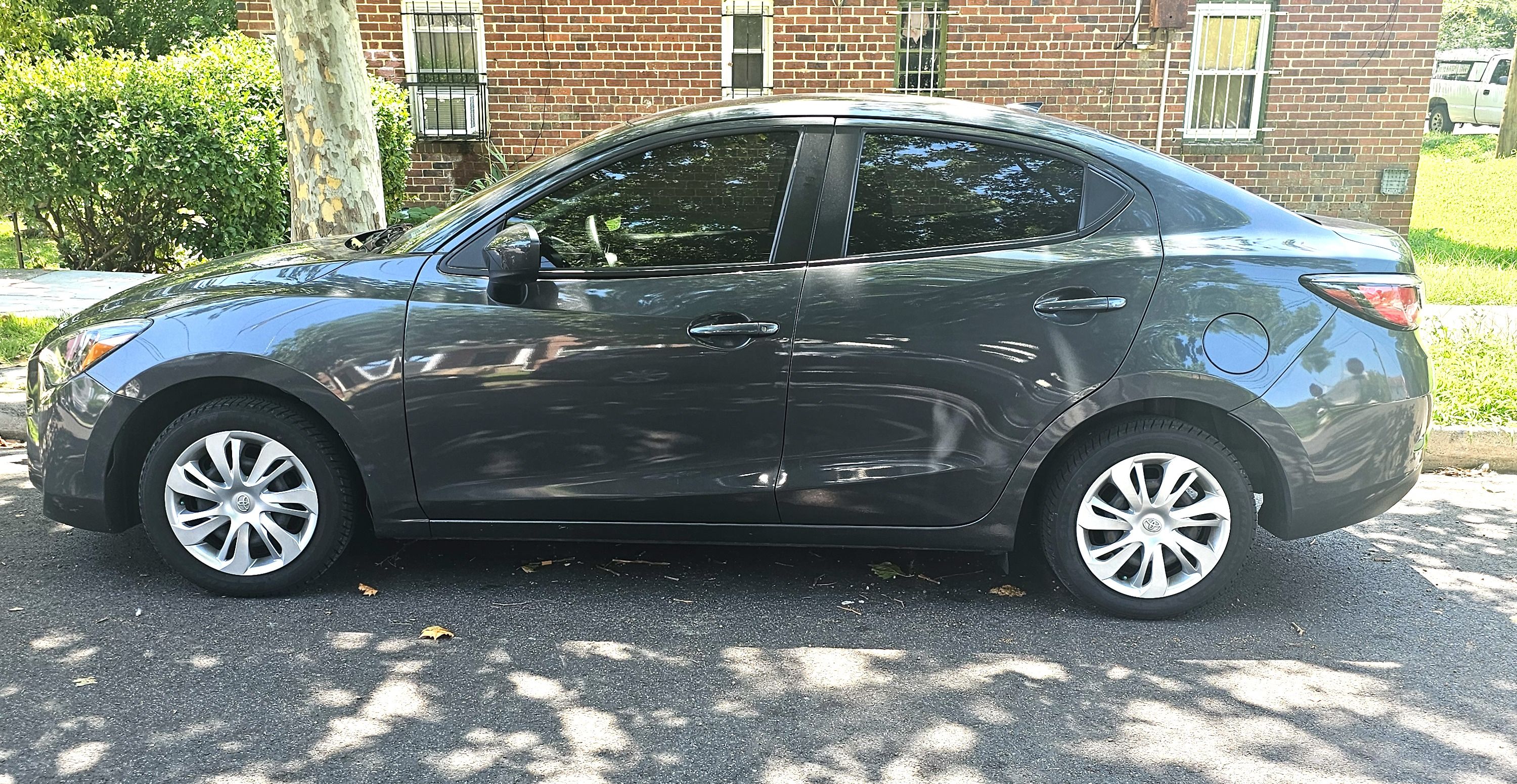 Used 2020 Toyota Yaris Sedan FWD image 4