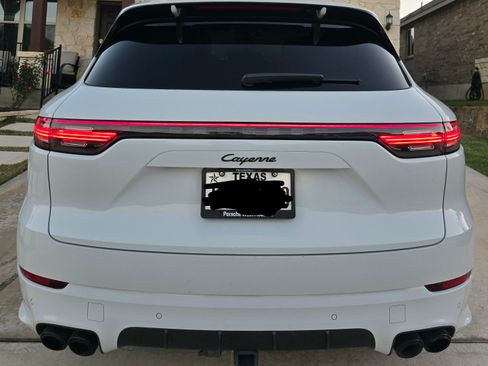 Used 2023 Porsche Cayenne Platinum Edition image 5