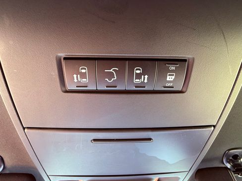 Used 2019 Dodge Grand Caravan SXT FWD image 17
