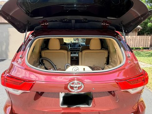 Used 2019 Toyota Highlander Limited Platinum FWD image 1