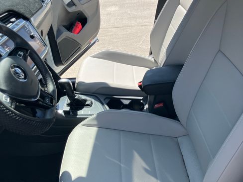 Used 2021 Volkswagen Tiguan SE R-Line image 10