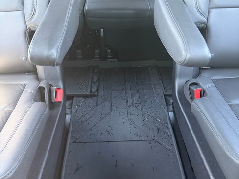 Used 2025 Chevrolet Suburban LT w/ Comfort Package AWD/4WD image 19