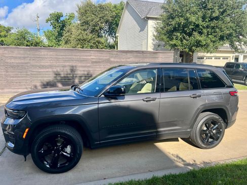 Used 2025 Jeep Grand Cherokee Limited w/ Luxury Tech Group II AWD/4WD image 5