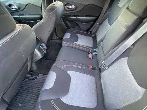 Used 2015 Jeep Cherokee Sport FWD image 9