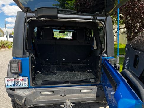 Used 2015 Jeep Wrangler Unlimited Rubicon w/ Connectivity Group AWD/4WD image 10