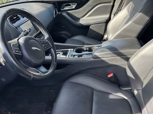 Used 2017 Jaguar F-PACE image 6