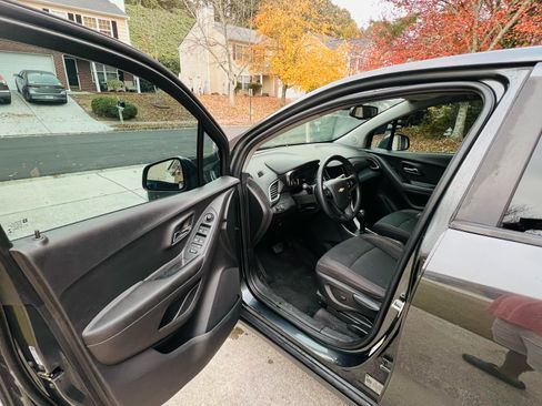 Used 2020 Chevrolet Trax LS w/ Tint and Cruise Package image 15