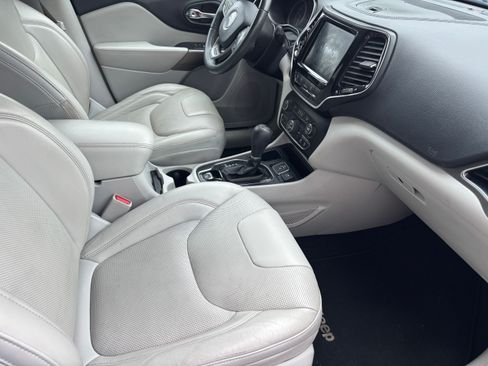 Used 2019 Jeep Cherokee Limited w/ Technology Group image 8