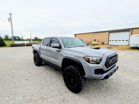 Used 2017 Toyota Tacoma TRD Pro image 2