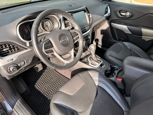 Used 2018 Jeep Cherokee Latitude Plus w/ Comfort/Convenience Group FWD image 10