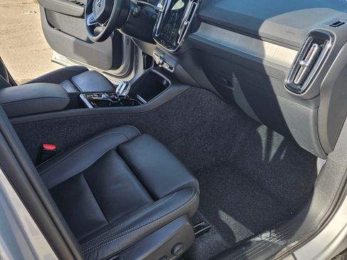 Used 2025 Volvo XC40 B5 Plus image 9