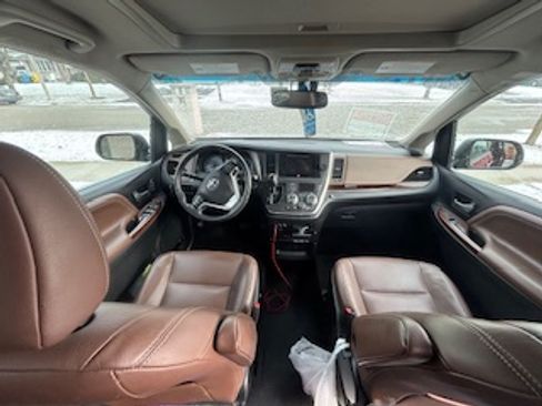 Used 2015 Toyota Sienna XLE image 4