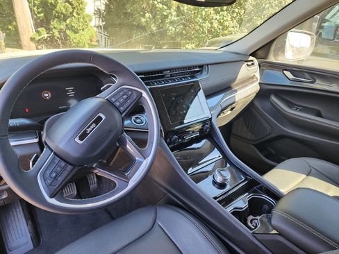 Used 2023 Jeep Grand Cherokee L Laredo image 6