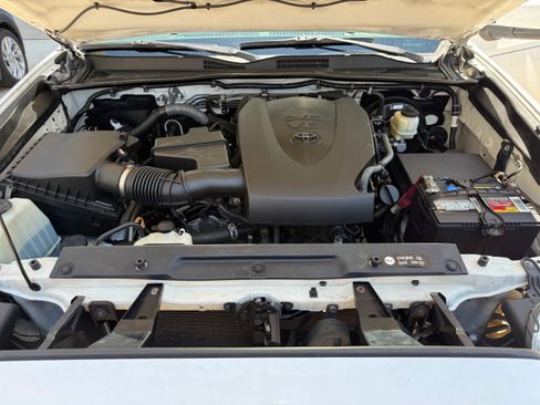 Used 2017 Toyota Tacoma SR5 w/ Tow Package RWD image 13