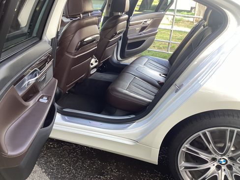 Used 2016 BMW 740i image 10