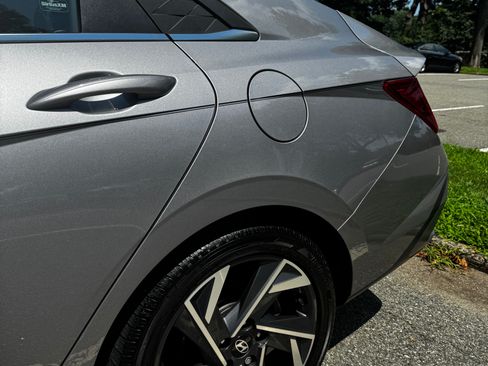 Used 2025 Hyundai Elantra Limited FWD image 16