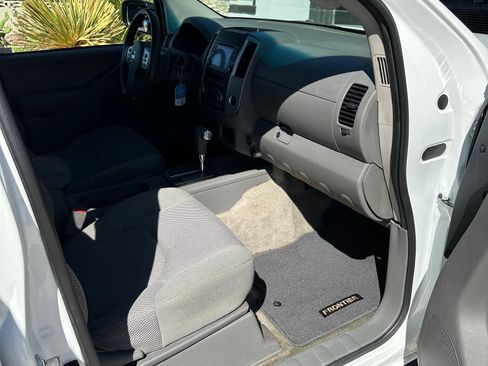 Used 2018 Nissan Frontier SV image 11