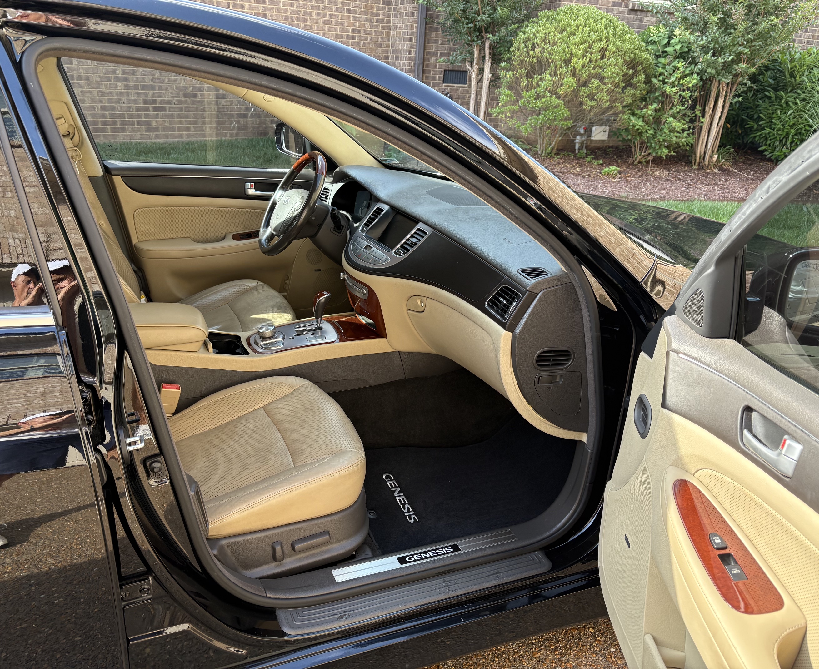 Used 2012 Hyundai Genesis 4.6 RWD image 4