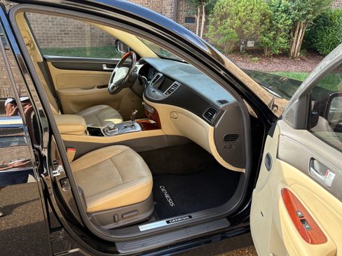 Used 2012 Hyundai Genesis 4.6 RWD image 4