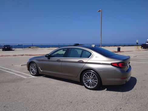 Used 2019 BMW 530e xDrive w/ Premium Package image 11