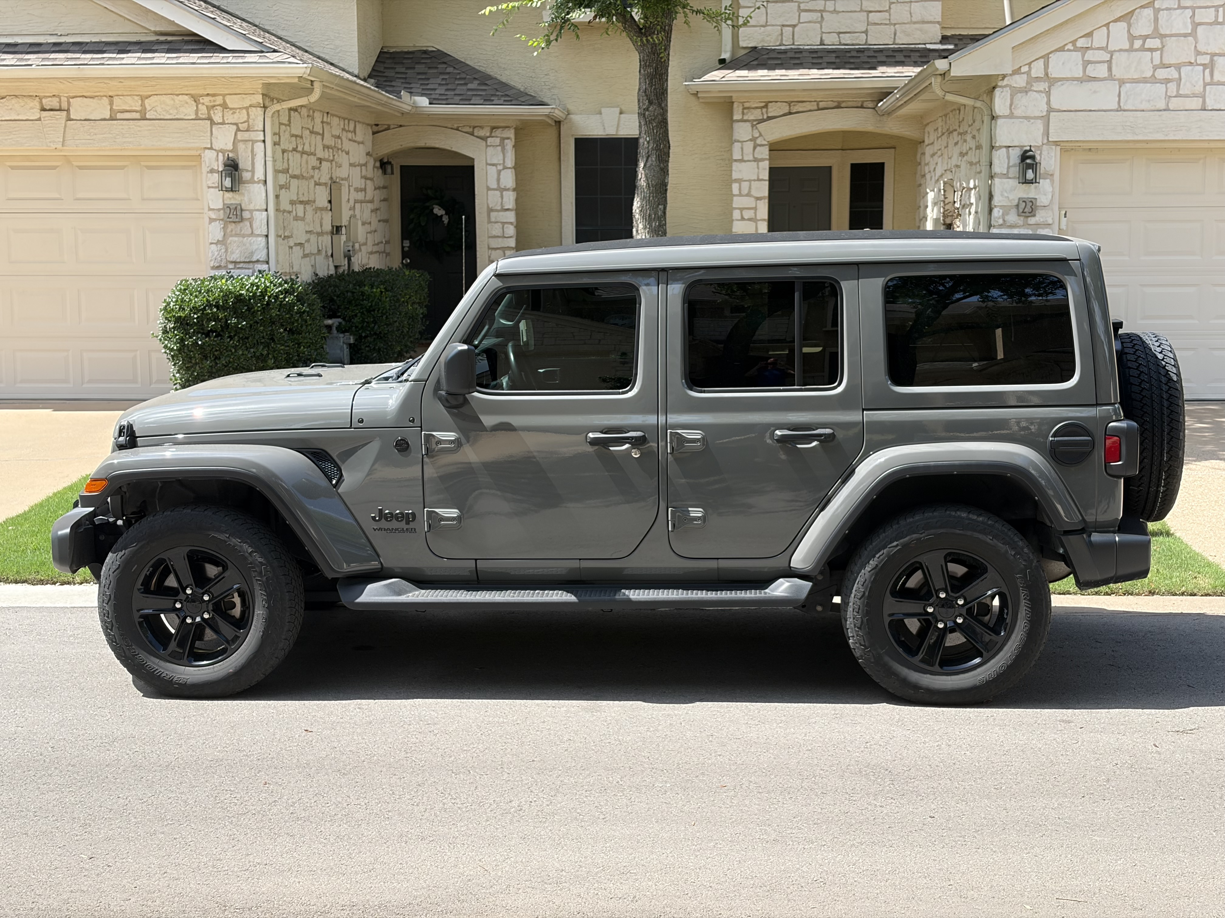 Used 2022 Jeep Wrangler Unlimited Sahara AWD/4WD image 1