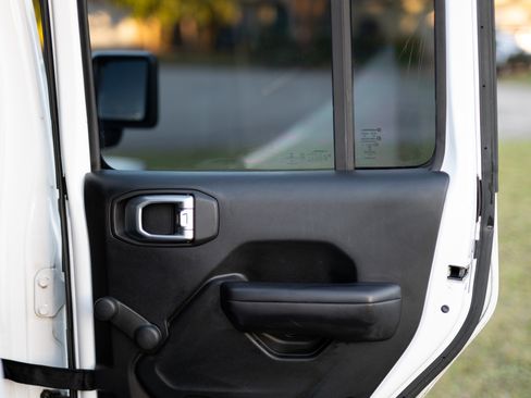 Used 2018 Jeep Wrangler Unlimited Sport image 14