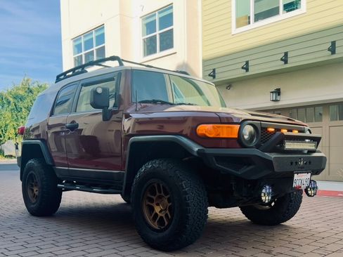 Used 2008 Toyota FJ Cruiser Sport Utility 2D w/ Upgrade Pkg 1 image 2
