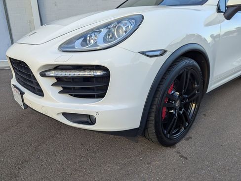 Used 2011 Porsche Cayenne Turbo image 12