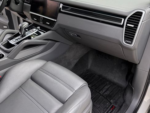 Used 2022 Porsche Cayenne E-Hybrid image 11