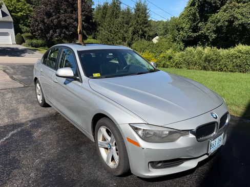 Used 2014 BMW 320i xDrive Sedan AWD/4WD image 2