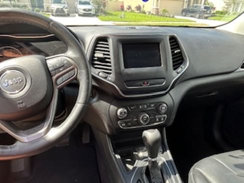 Used 2019 Jeep Cherokee Latitude Plus image 8