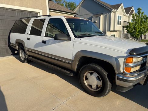 Used 1999 Chevrolet Suburban 4WD w/ Preferred Equipment Group 2 image 2