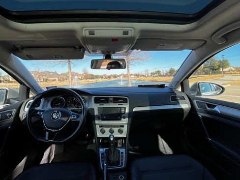 Used 2017 Volkswagen Golf SE image 9