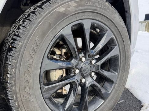 Used 2021 Jeep Grand Cherokee Laredo X image 12