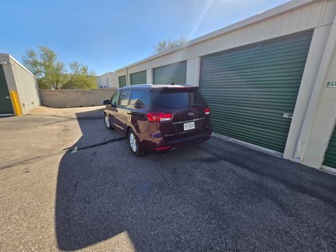 Used 2017 Kia Sedona LX w/ LX Essentials Premium Package image 11