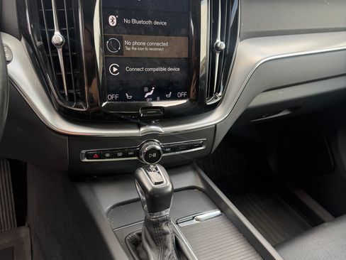 Used 2018 Volvo XC60 T5 Momentum w/ Vision Package AWD/4WD image 11