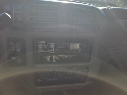 Used 2000 Chevrolet Blazer LT image 4