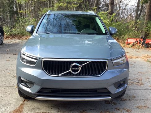 Used 2021 Volvo XC40 T5 Momentum image 2