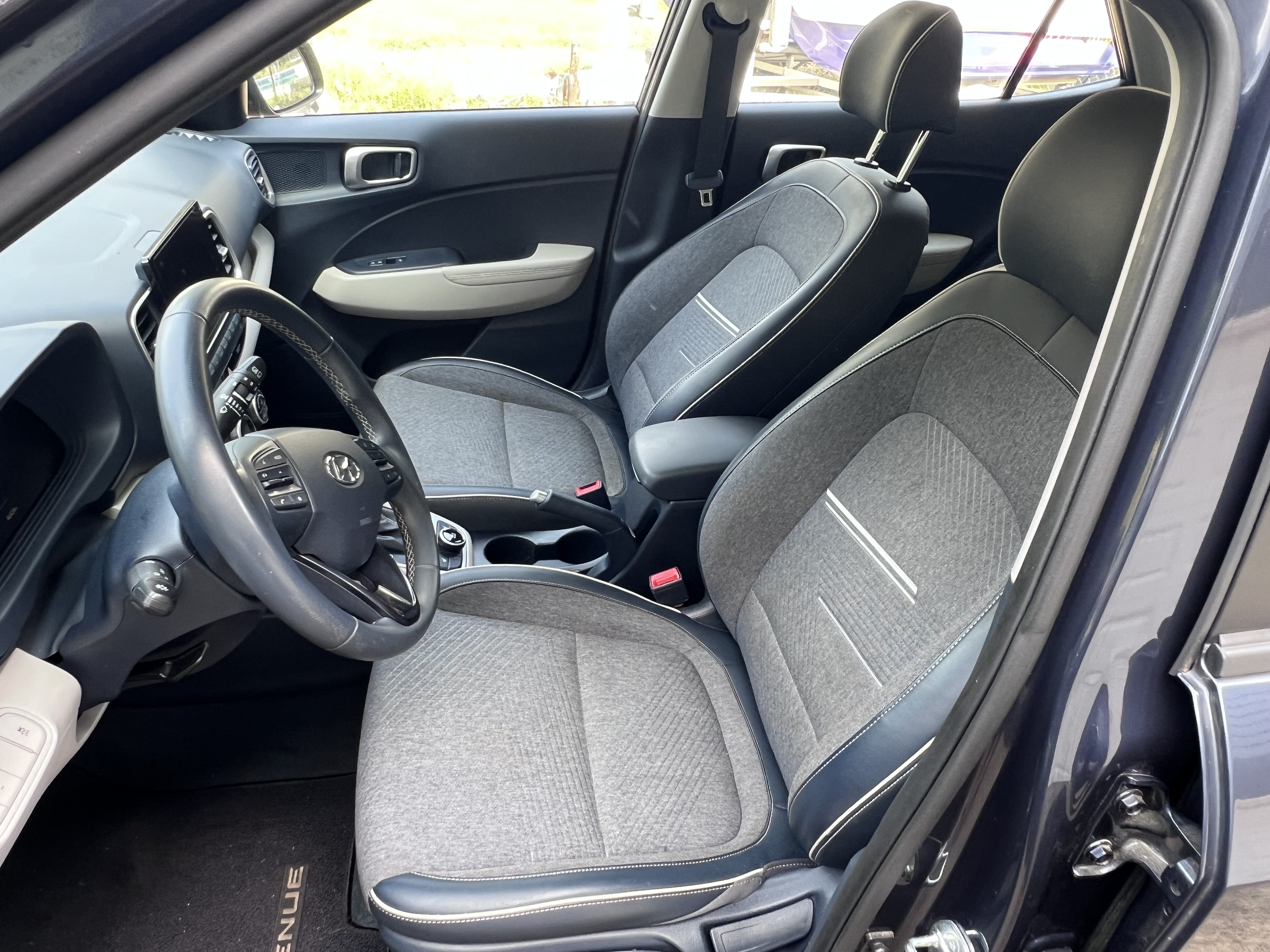 Used 2023 Hyundai Venue Limited w/ Cargo Package FWD image 13