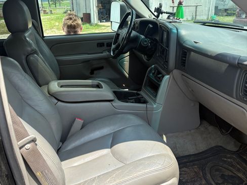 Used 2005 Chevrolet Tahoe LT w/ LT Preferred Equipment Group AWD/4WD image 9