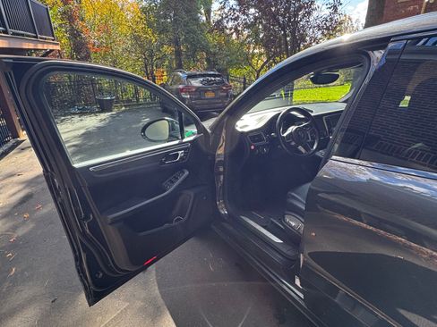 Used 2017 Porsche Macan Turbo image 18