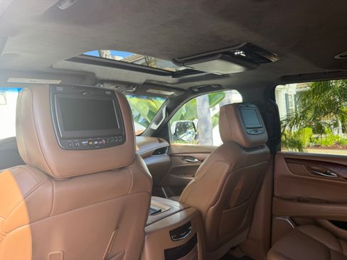 Used 2017 Cadillac Escalade ESV Platinum AWD/4WD image 24