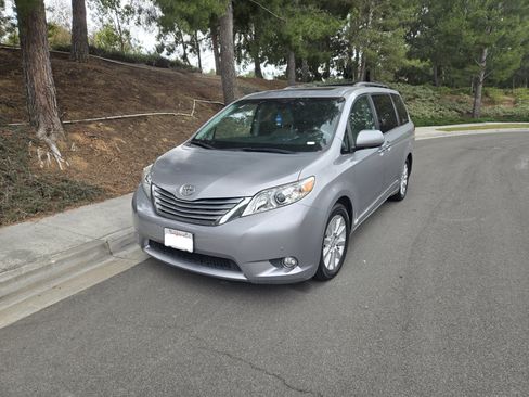 Used 2012 Toyota Sienna Limited w/ Premium Pkg FWD image 2