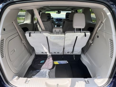 Used 2018 Chrysler Pacifica Limited w/ Advanced Safetytec Group FWD image 19
