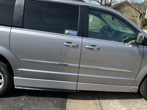 Used 2016 Chrysler Town & Country Touring image 2