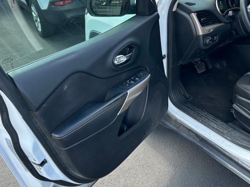Used 2018 Jeep Cherokee Latitude FWD image 6