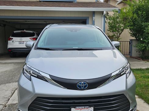 Used 2022 Toyota Sienna XLE image 4